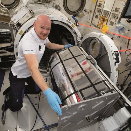 Astronaut zeigt in der ISS die DESIS